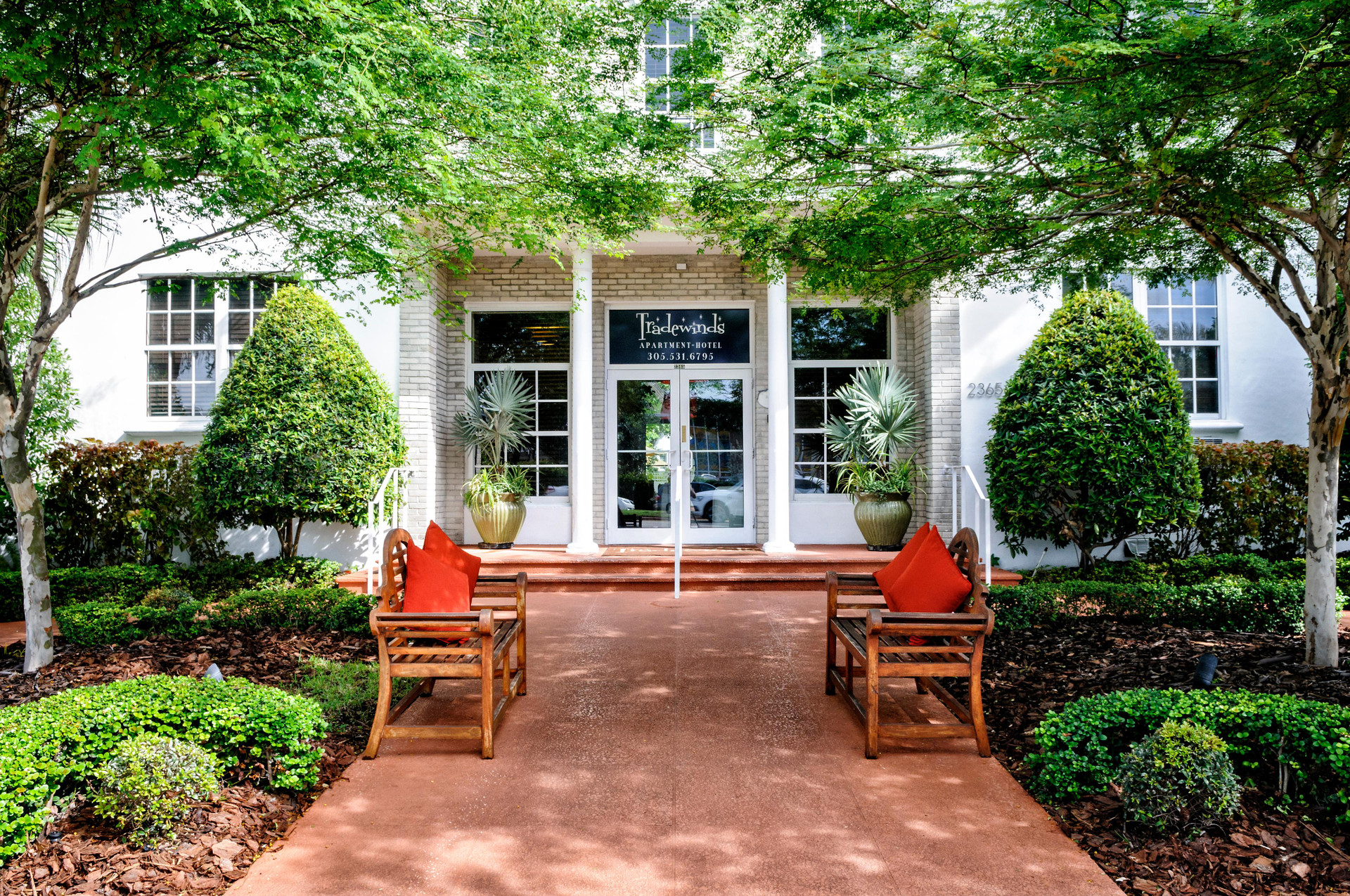 Vista Exterior Tradewinds Apartment Hotel