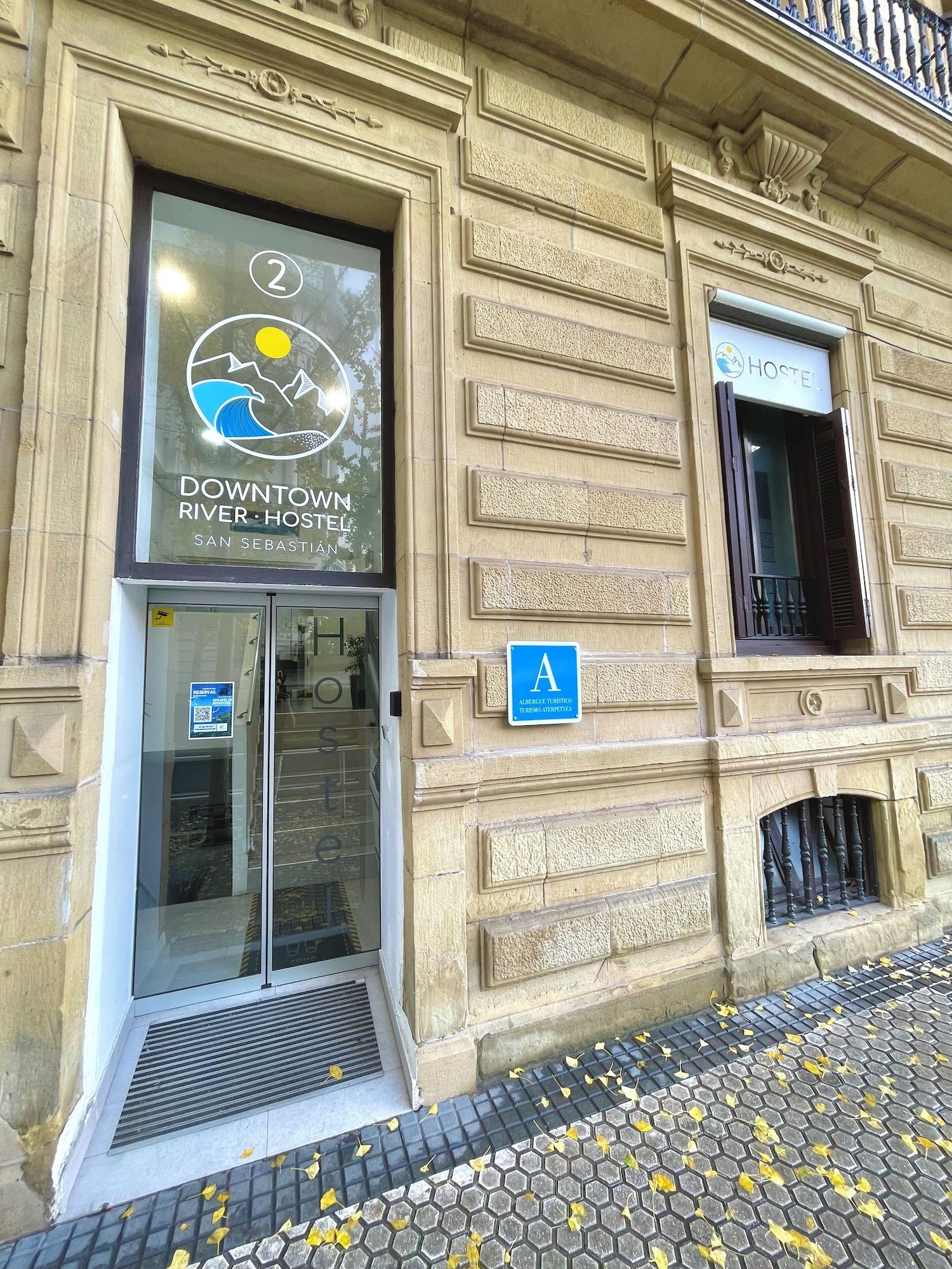 Vista Exterior Downtown River Hostel