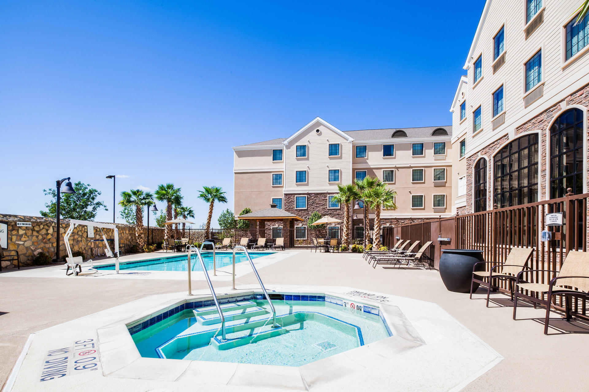 Vista Piscina Staybridge Suites El Paso Airport by IHG