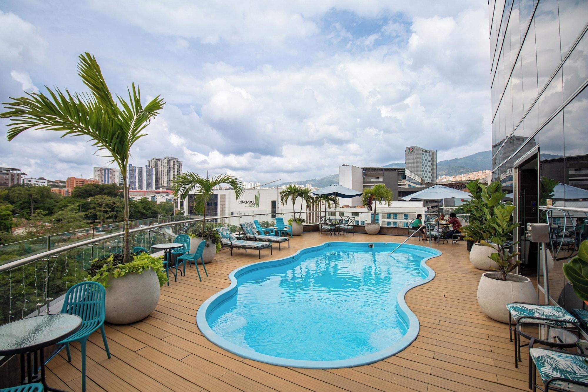 Vista Piscina Hotel Roseliere Bucaramanga