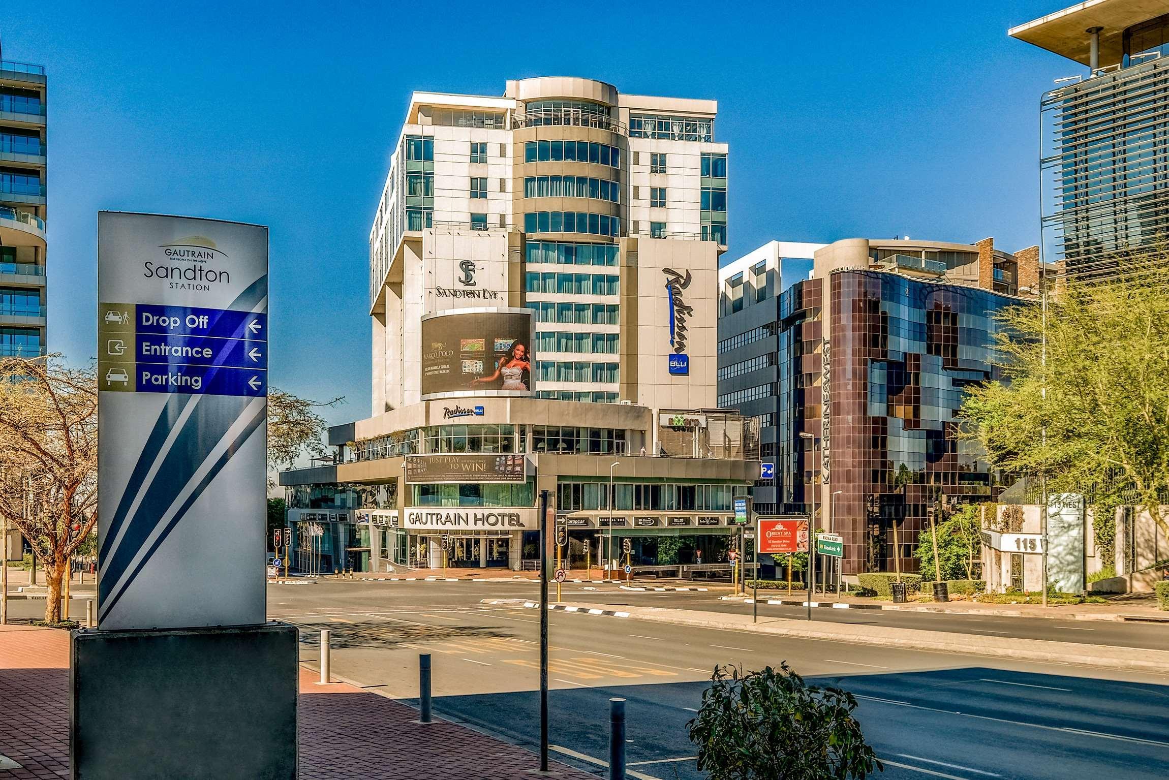 Vista Exterior Radisson Blu Gautrain Hotel