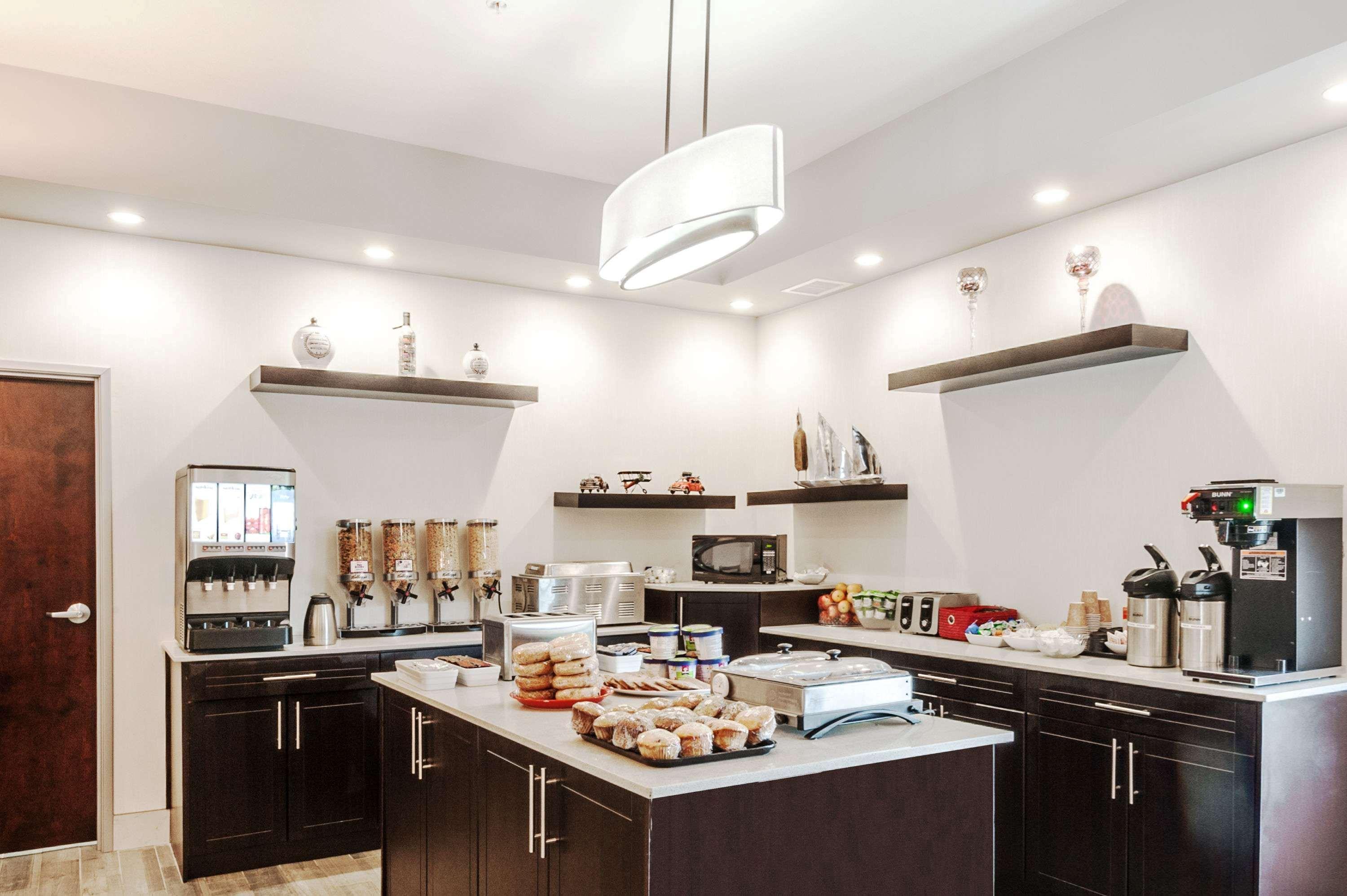 Restaurant Ramada by Wyndham Moose Jaw