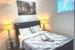 Alojamiento - Modern, private 2Bed/1Bath suite,  5 mins to Airport and train stn to Stampede