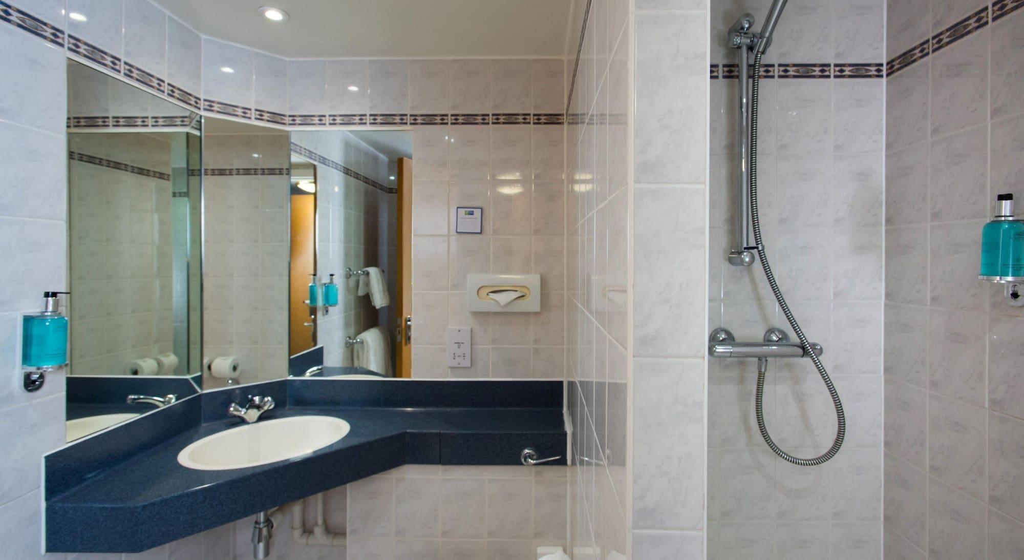 Equipamiento de Habitación Holiday Inn Express Cardiff Airport by IHG