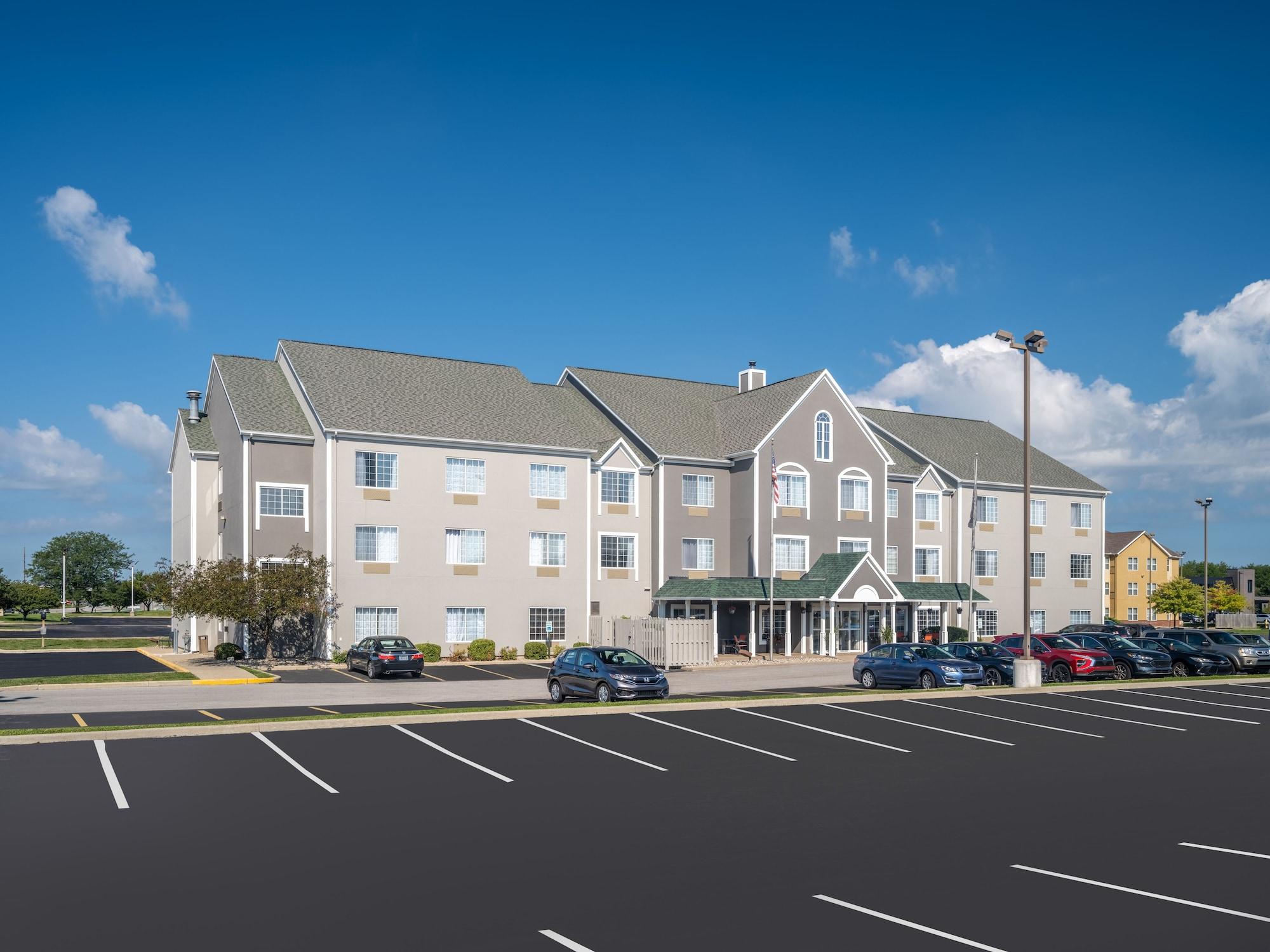 Vista Exterior Country Inn & Suites by Radisson, Toledo, OH