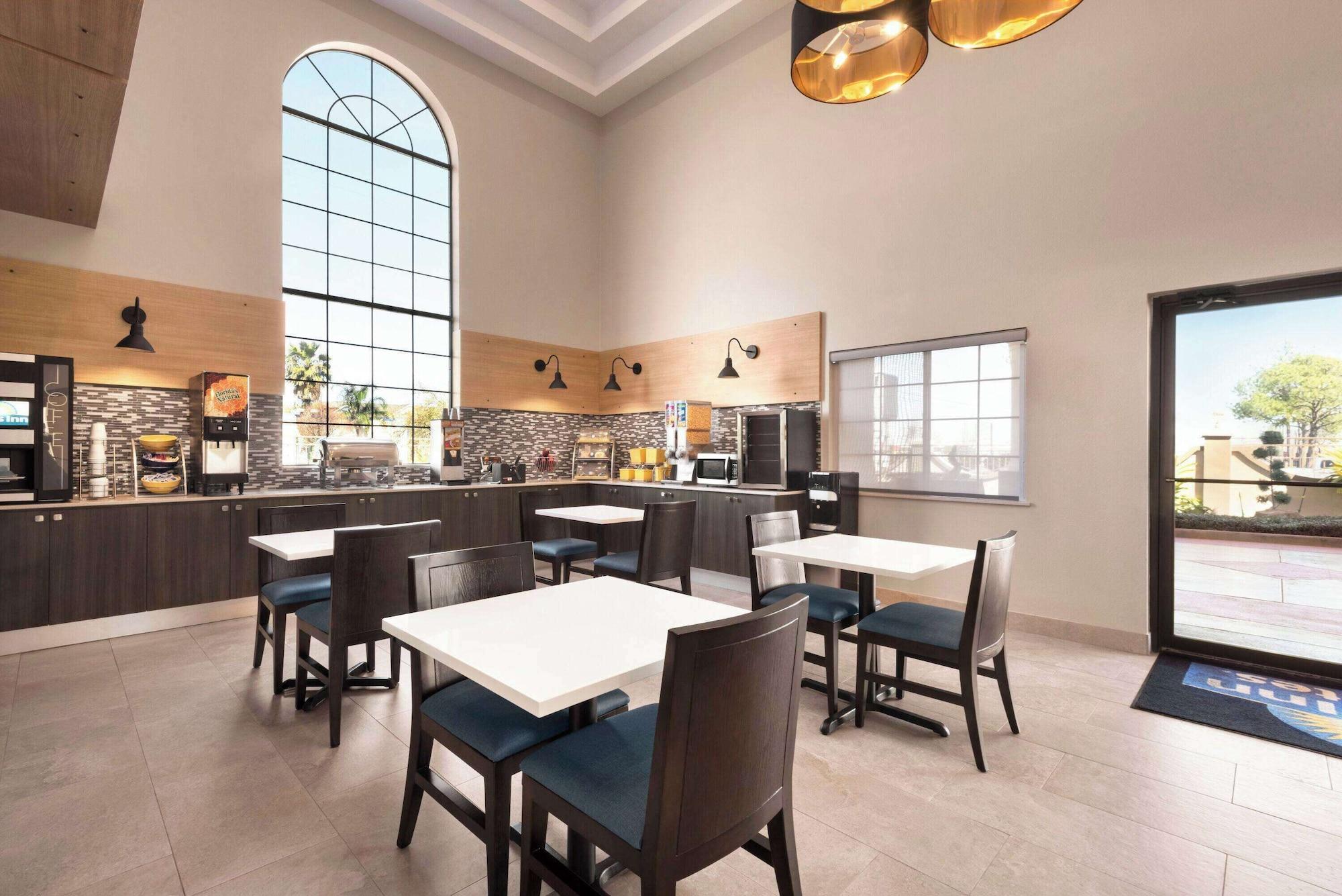 Restaurant Days Inn & Suites by Wyndham Houston Hobby Airport