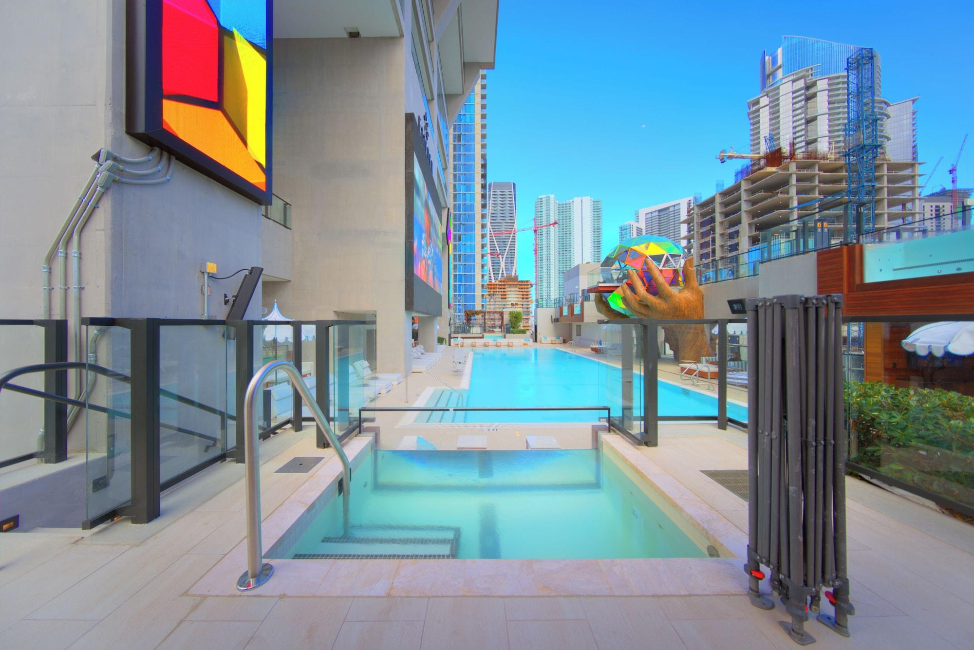 Vista Piscina E11EVEN Presidential Penthouses