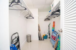 Alquiler Vacacional - Komffy Beach Home w/ 2 Bedrooms, King Bed, Pool, Gym in Hollywood