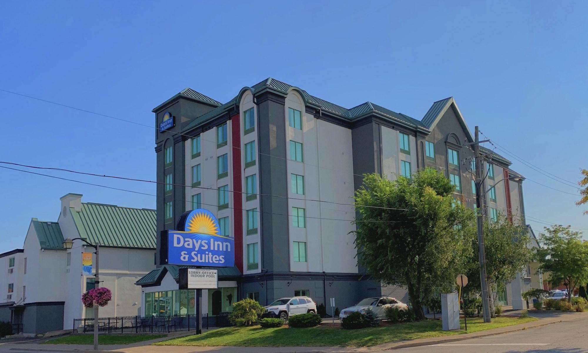 Vista Exterior Days Inn & Suites by Wyndham Niagara Falls Centre St. By the Falls
