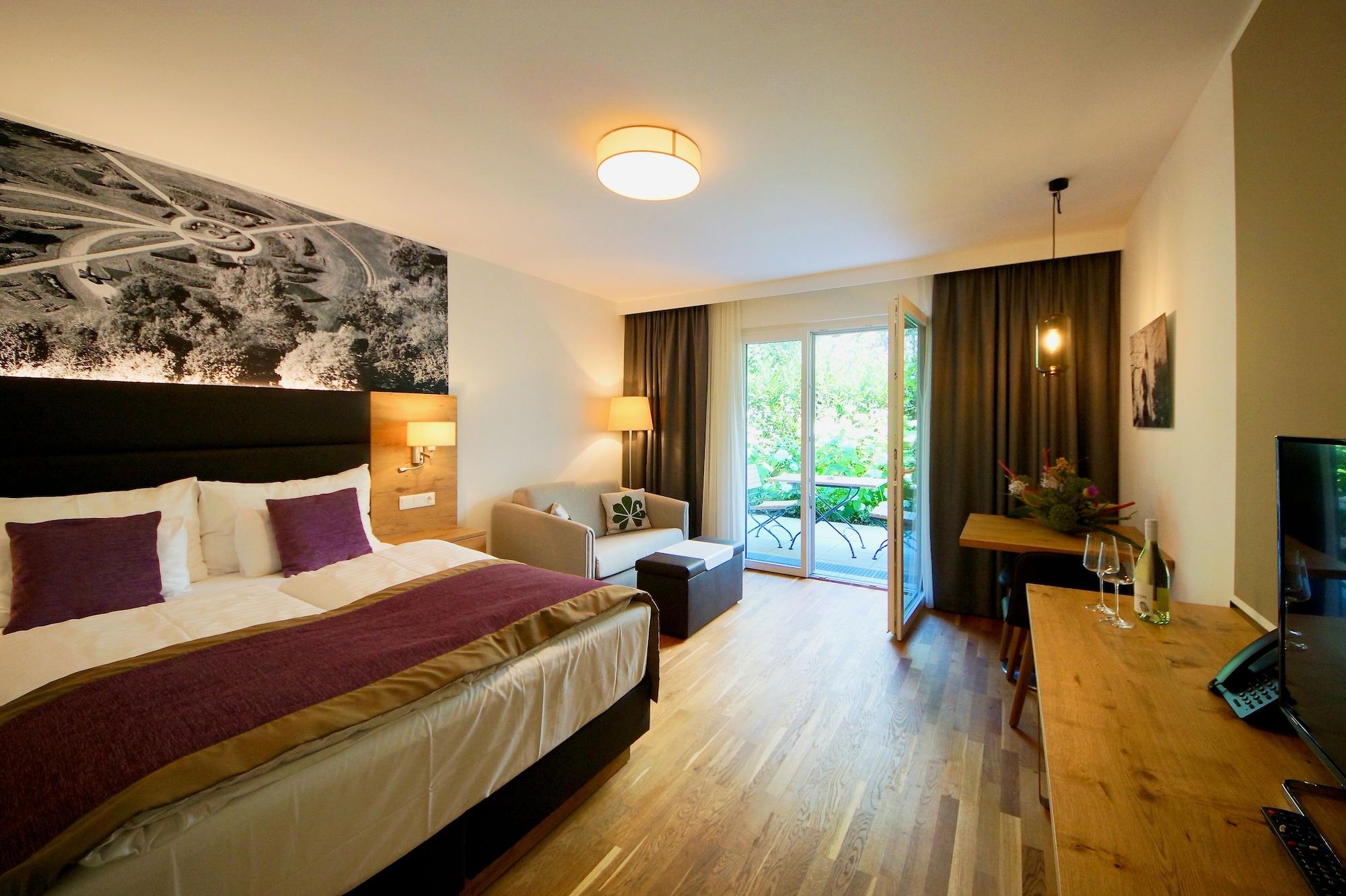 Varios Parks 73 The TownHouse Hotel