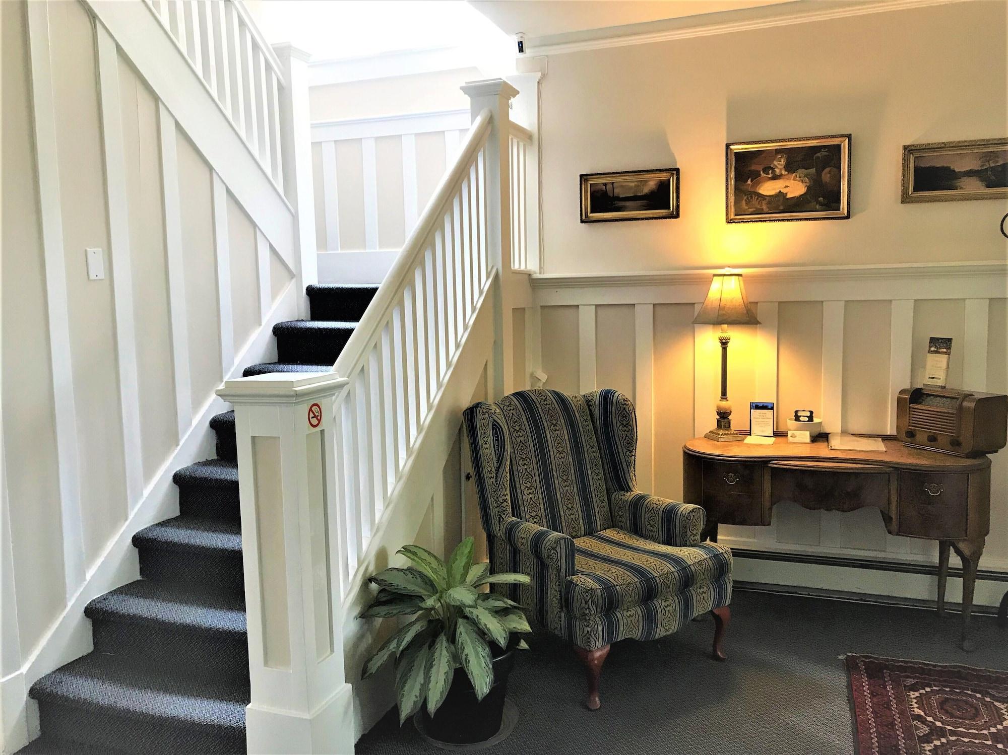 Varios Douglas Guest House