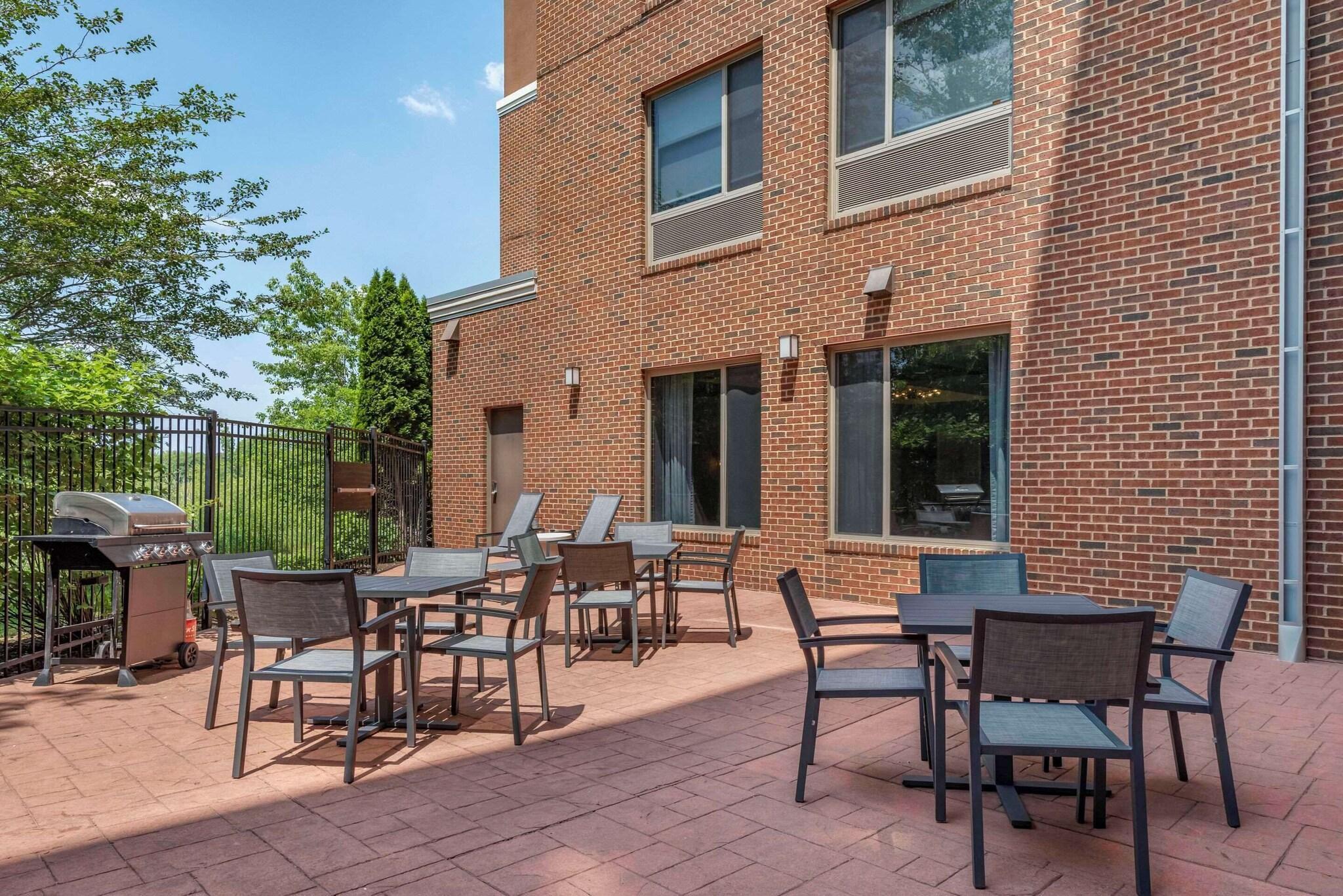 Vista Exterior Cambria Hotel Madison East