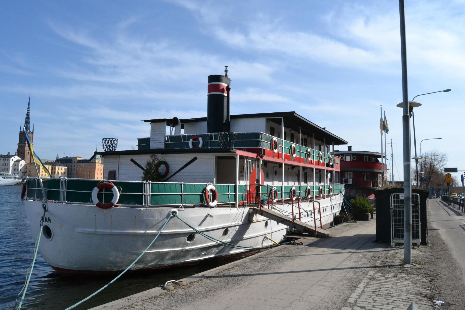 Vista Exterior The Red Boat and Ran