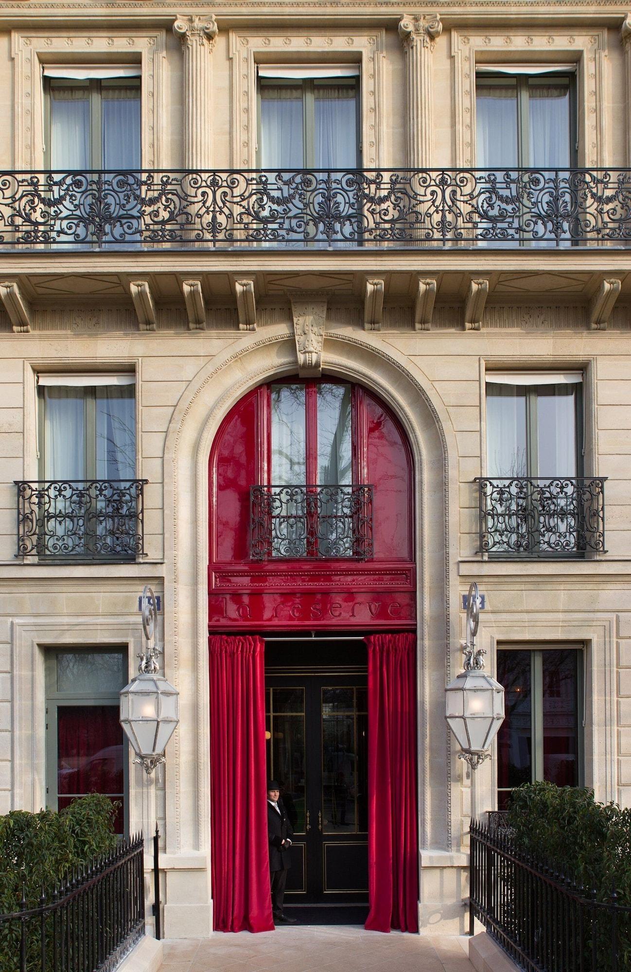 Vista Exterior La Reserve Paris Hotel and Spa