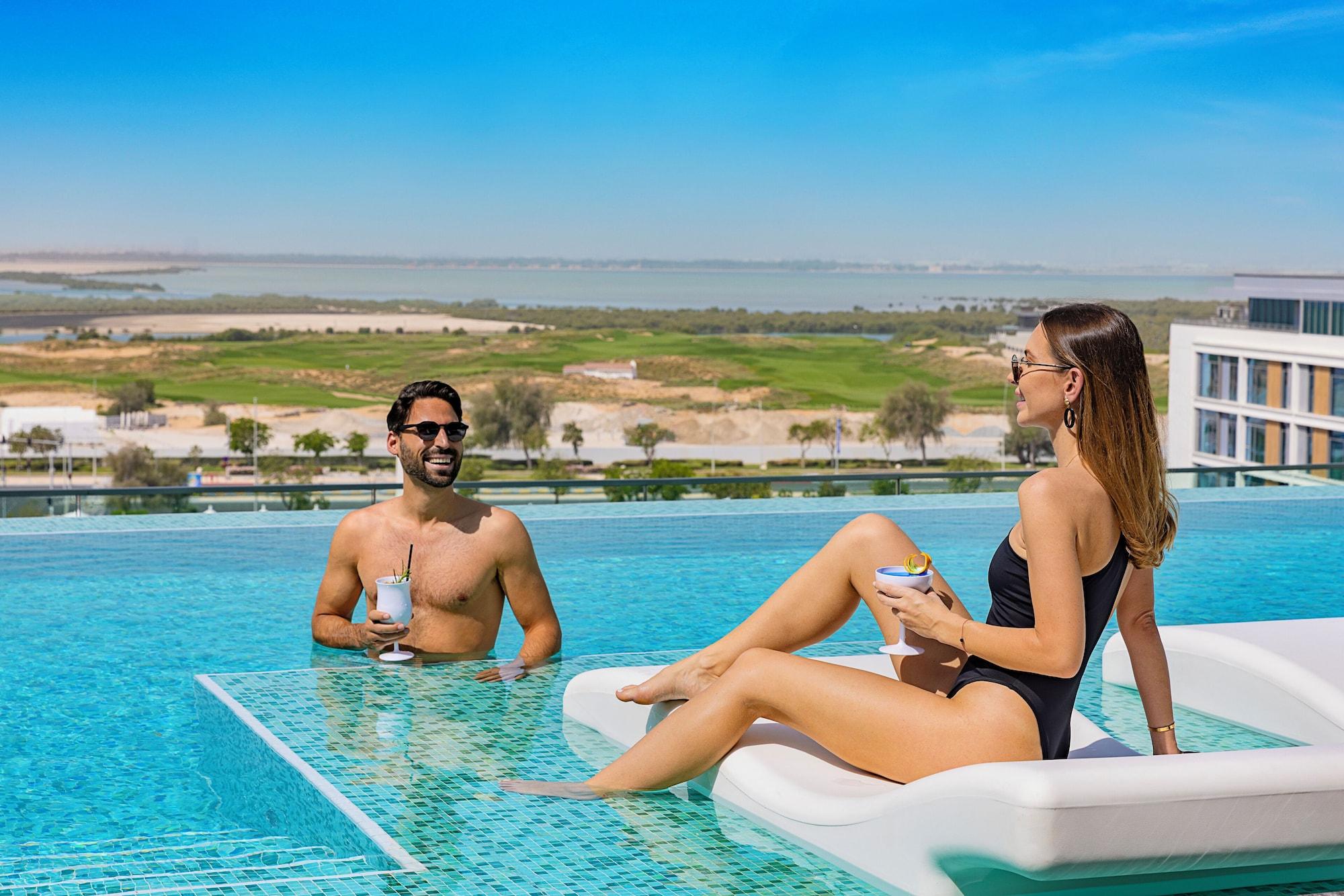 Vista Piscina The WB Abu Dhabi, Curio Collection by Hilton