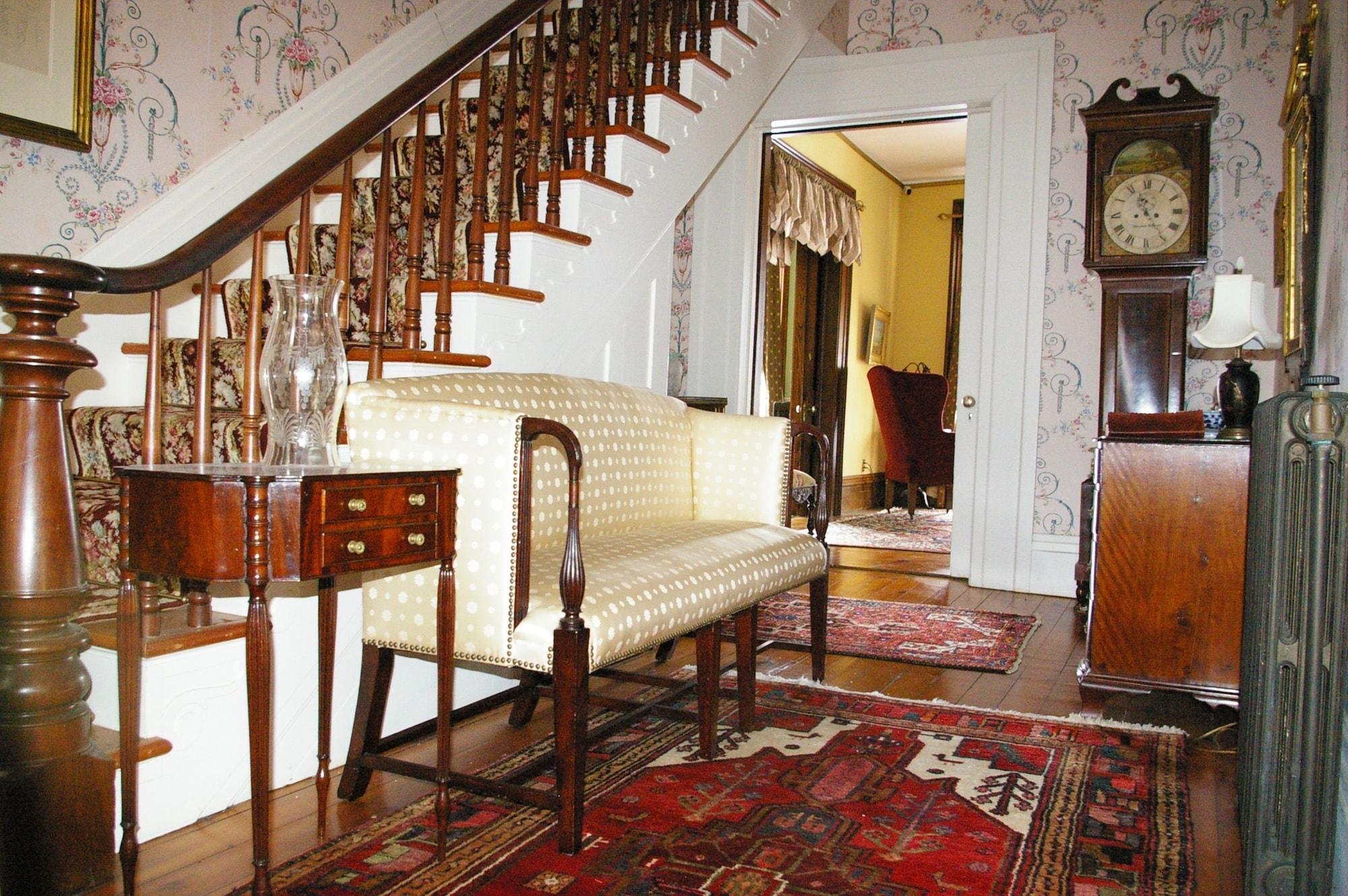 Varios Oakcliff Bed and Breakfast