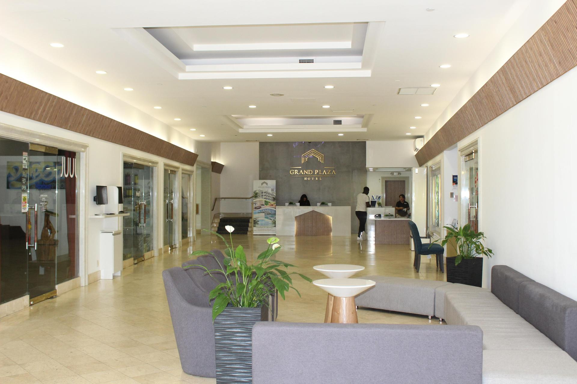 Vista Lobby Grand Plaza Hotel