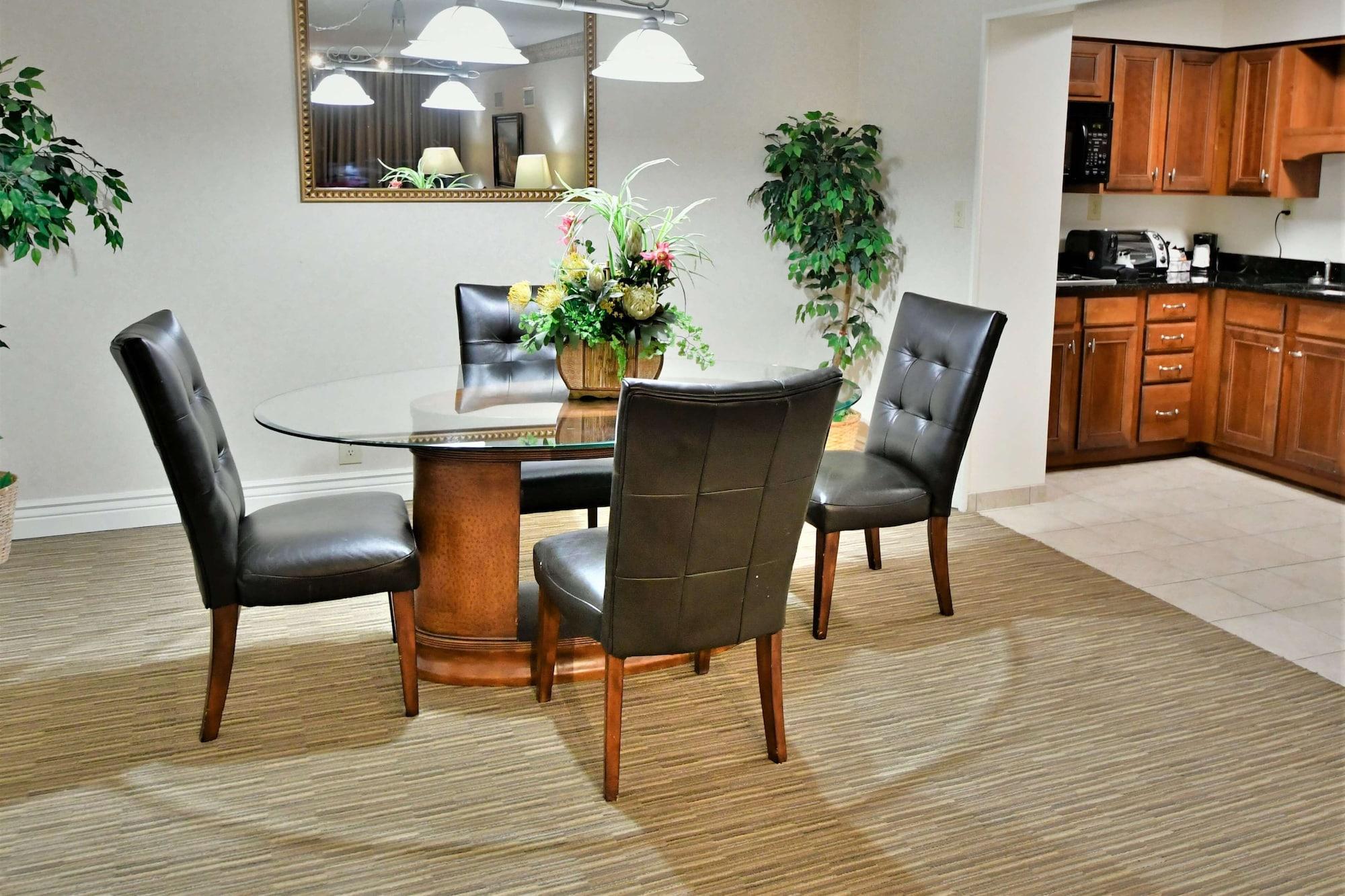 Habitación Ramada Hotel & Conference Center by Wyndham Jacksonville