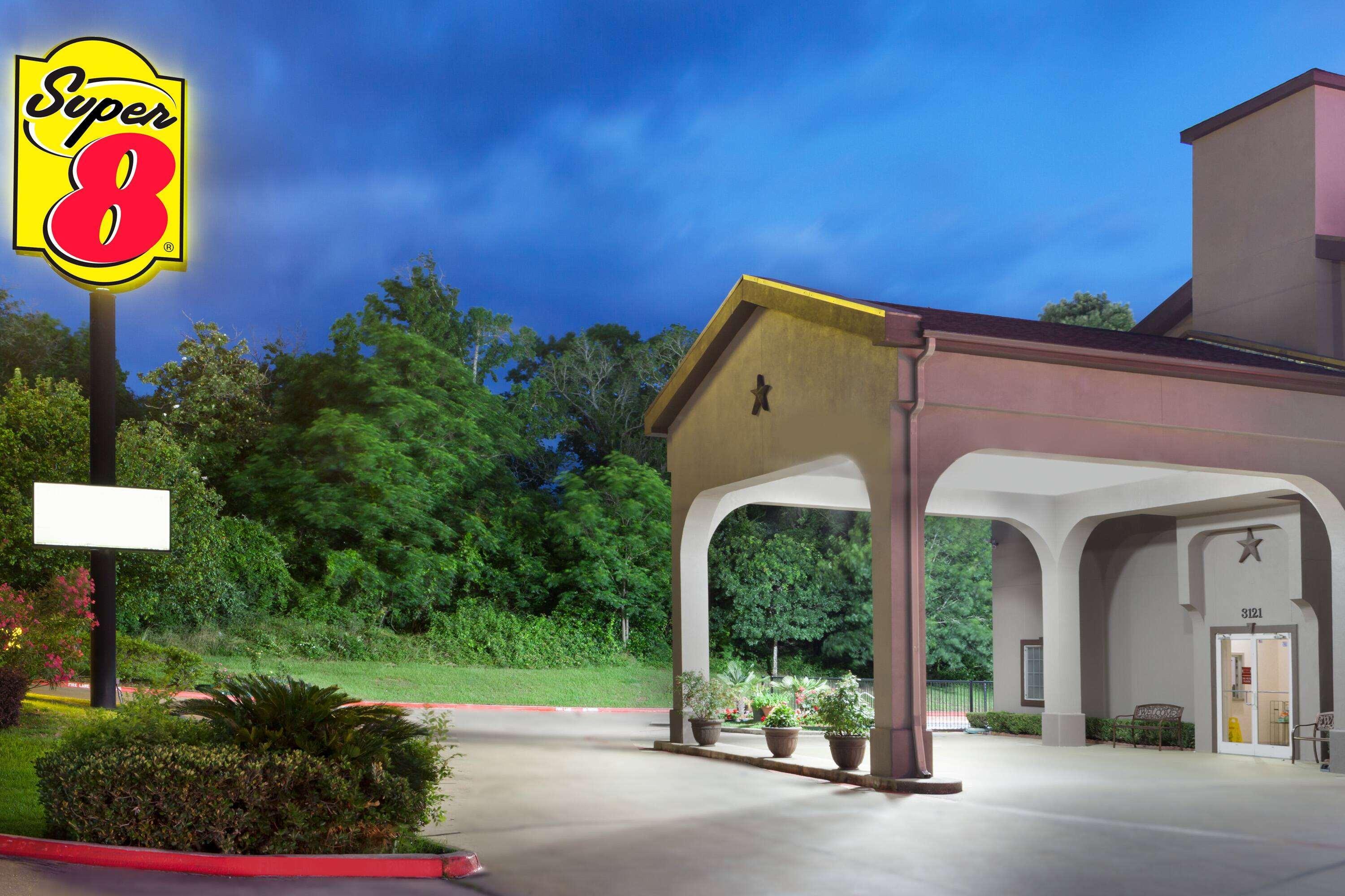 Varios Super 8 by Wyndham Huntsville