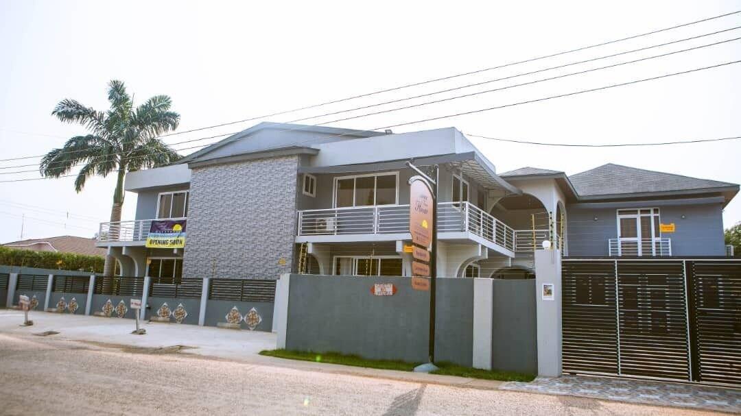 Vista Exterior Home From Home Ghana Guesthouse