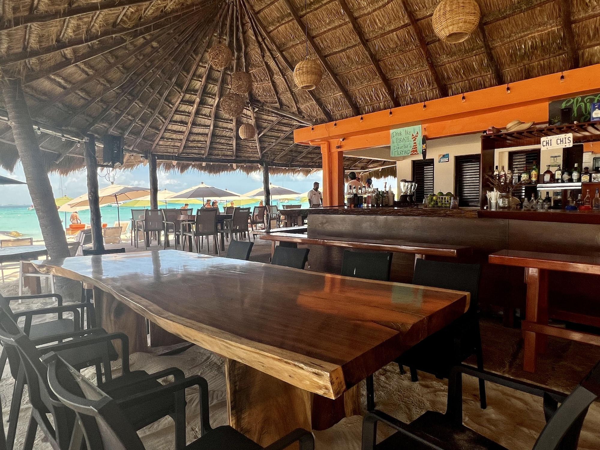 Restaurant Chichis and Charlies Beachfront
