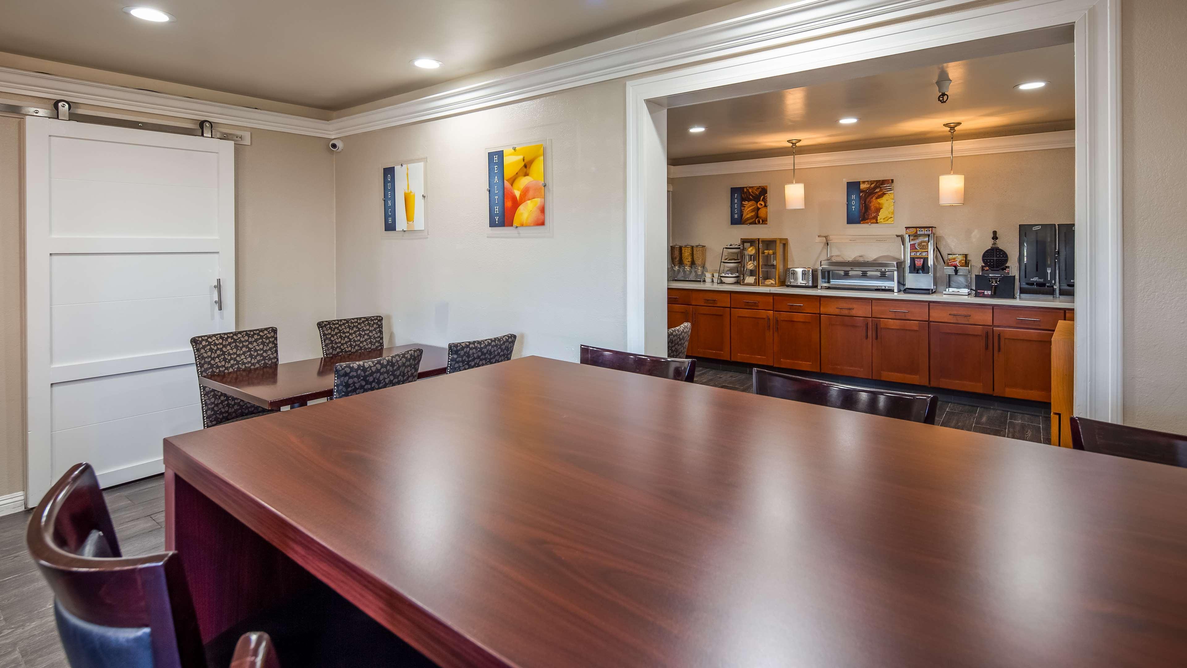 Restaurant SureStay Plus by Best Western San Bernardino South