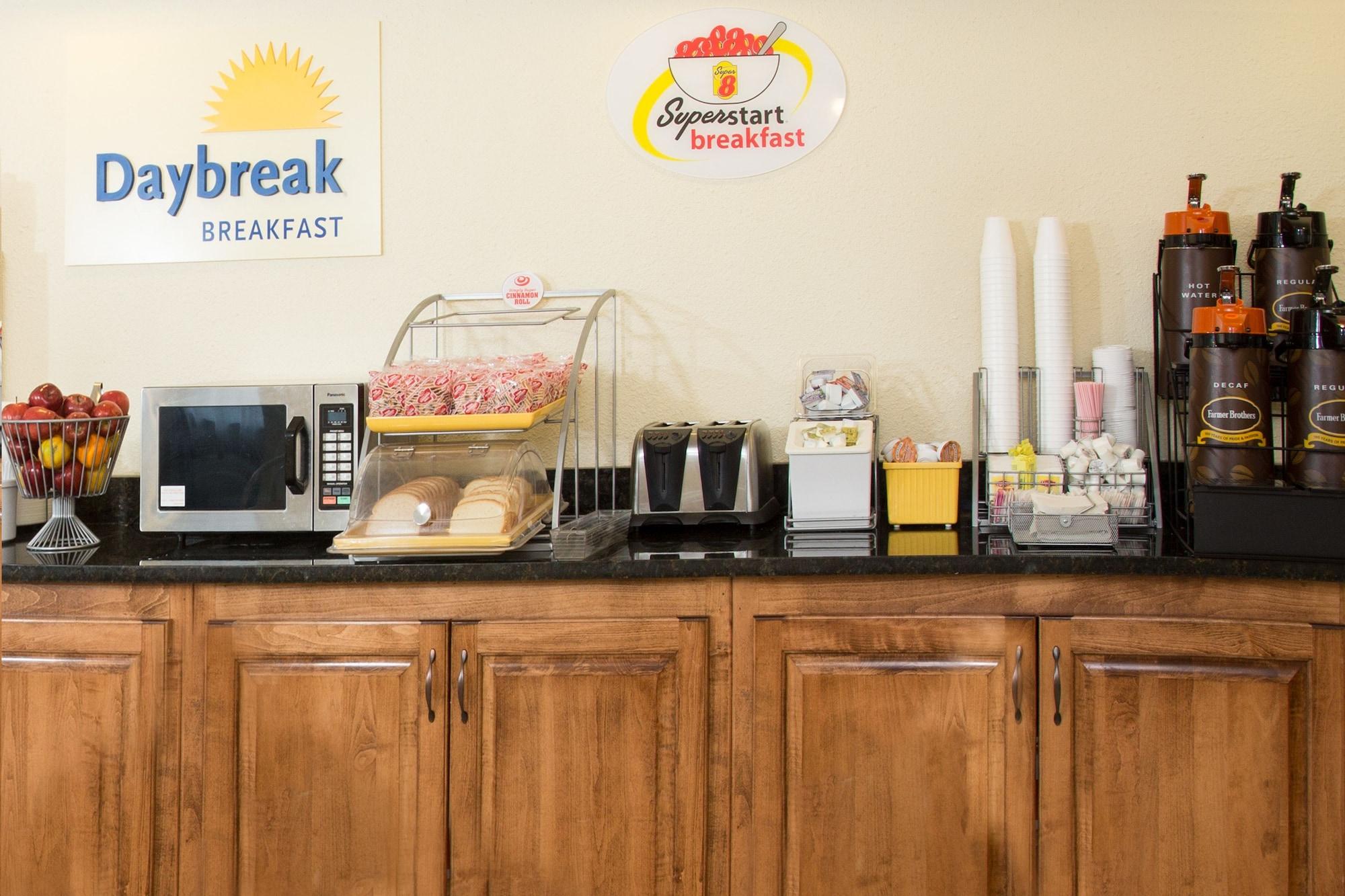 Restaurant Super 8 by Wyndham Valdosta Mall