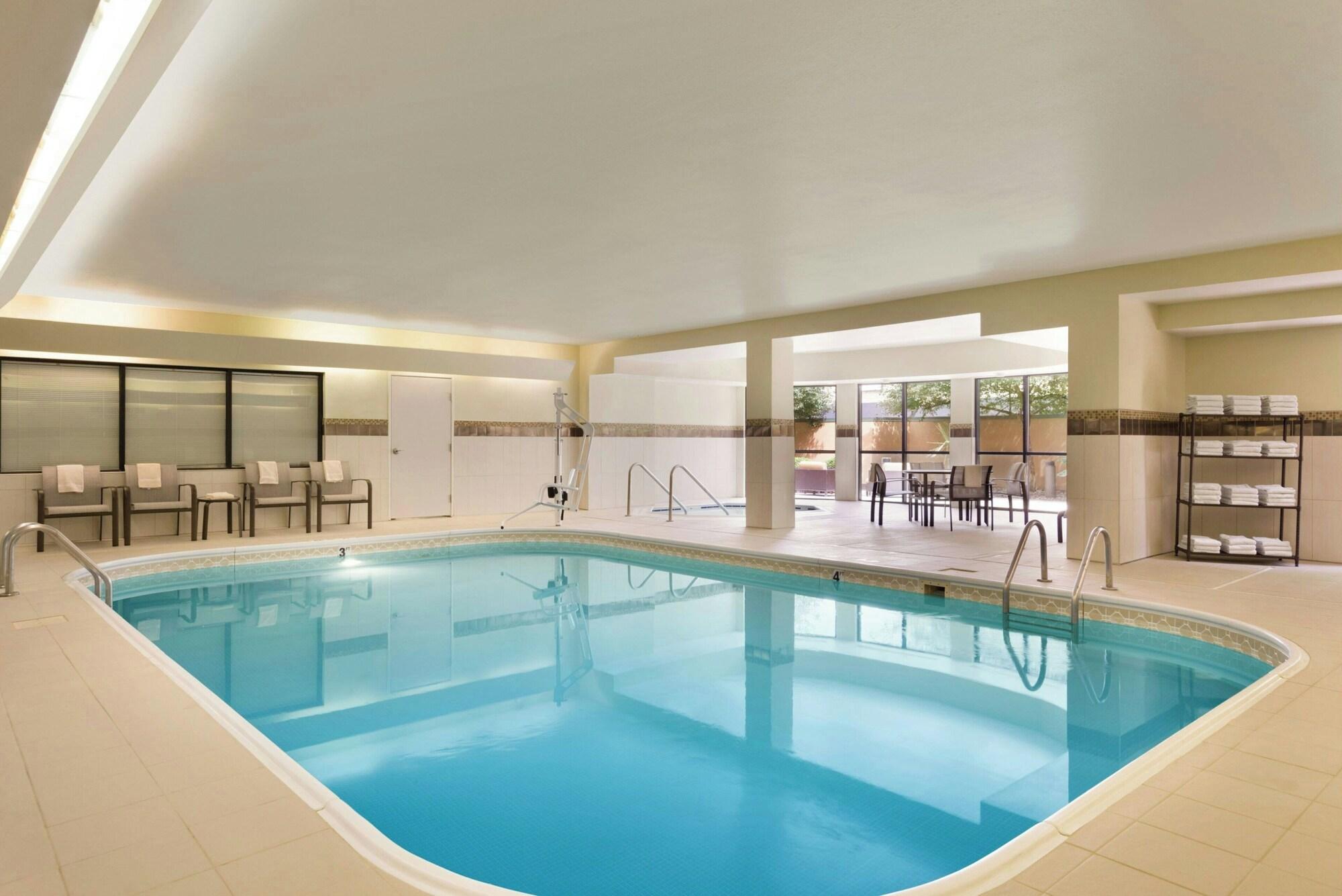 Vista Piscina Courtyard Bloomington Normal