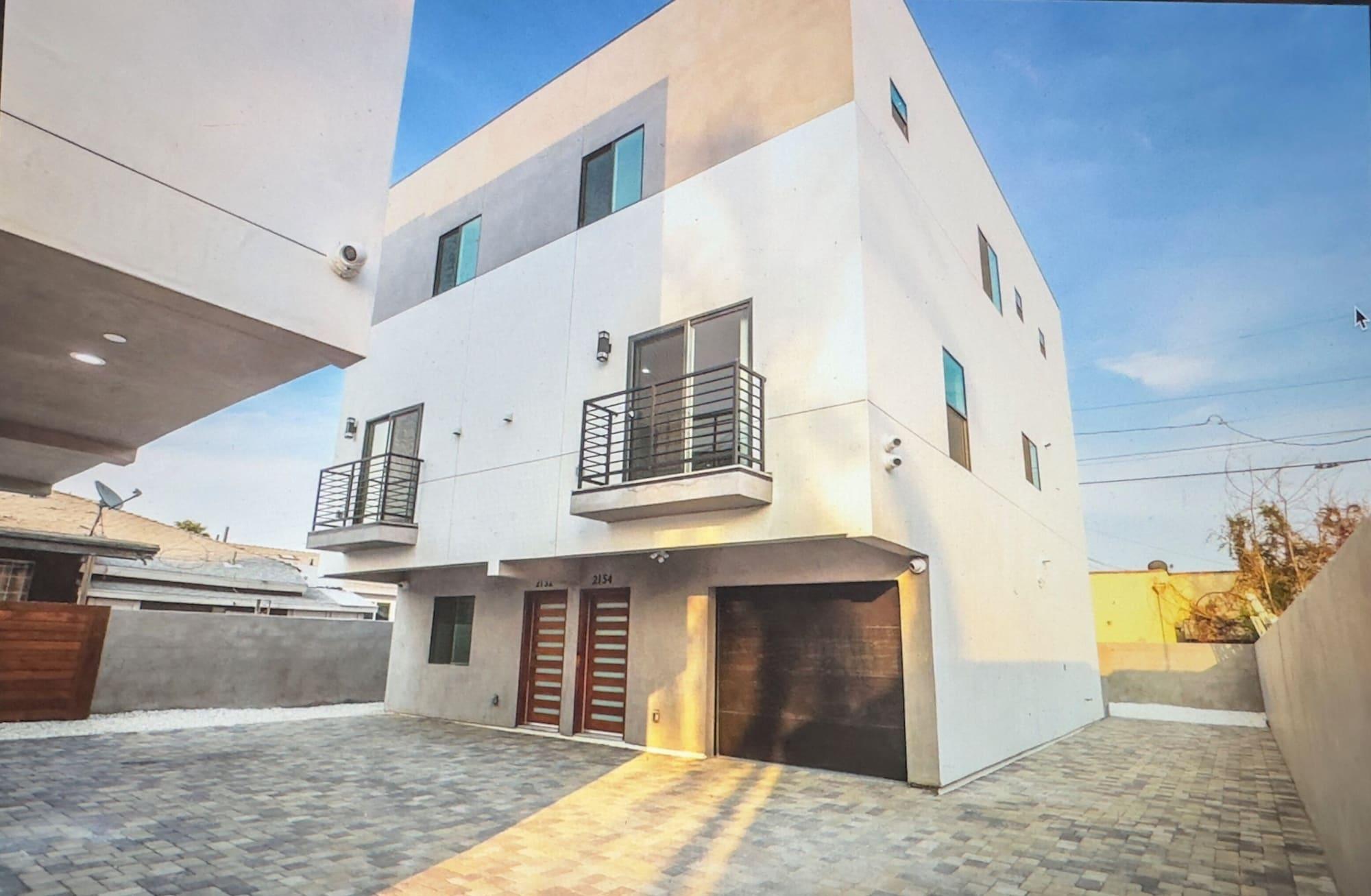 Varios Modern HomeStay