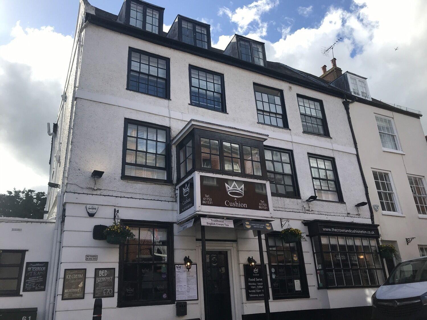 Vista Exterior The Crown And Cushion