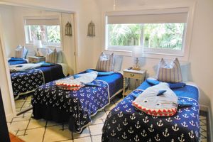 Alquiler Vacacional - 4/3 Pool Home. Tropical, Private, Short Walk to Beach