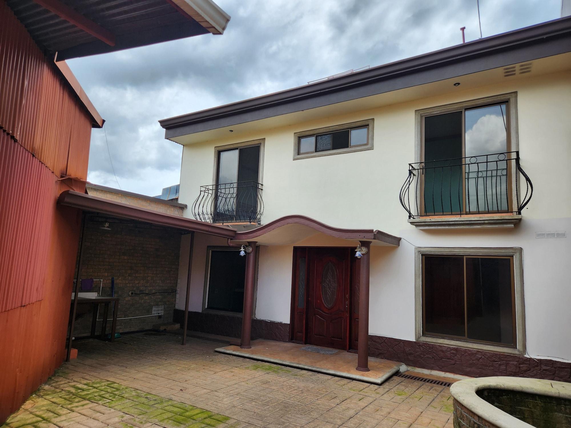 Vista Exterior Casa Escondida Alajuela