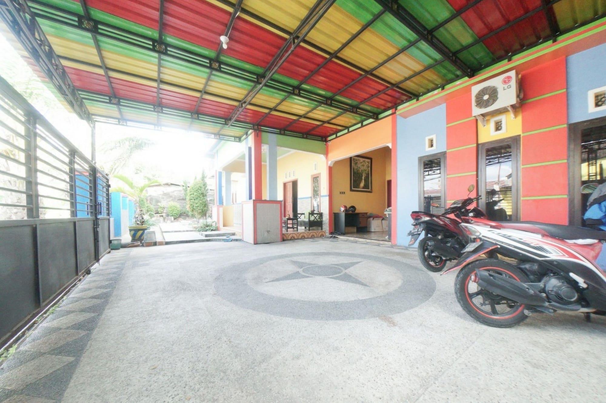 Comodidades del Alojamiento RedDoorz Syariah near Mall Roxy Banyuwangi 2