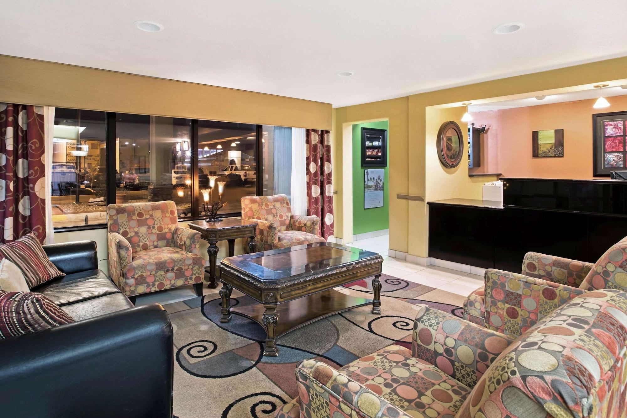 Vista Lobby La Quinta Inn & Suites by Wyndham Salina