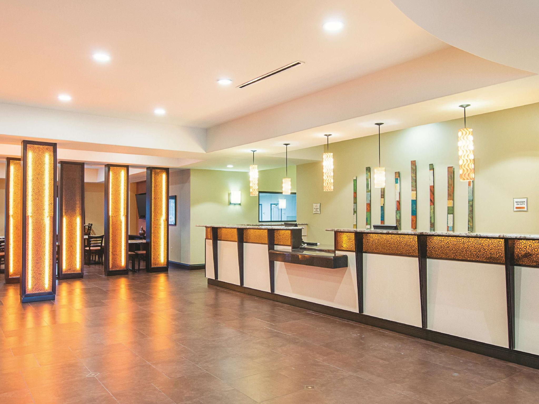 Vista Lobby La Quinta Inn & Suites by Wyndham Woodway - Waco South