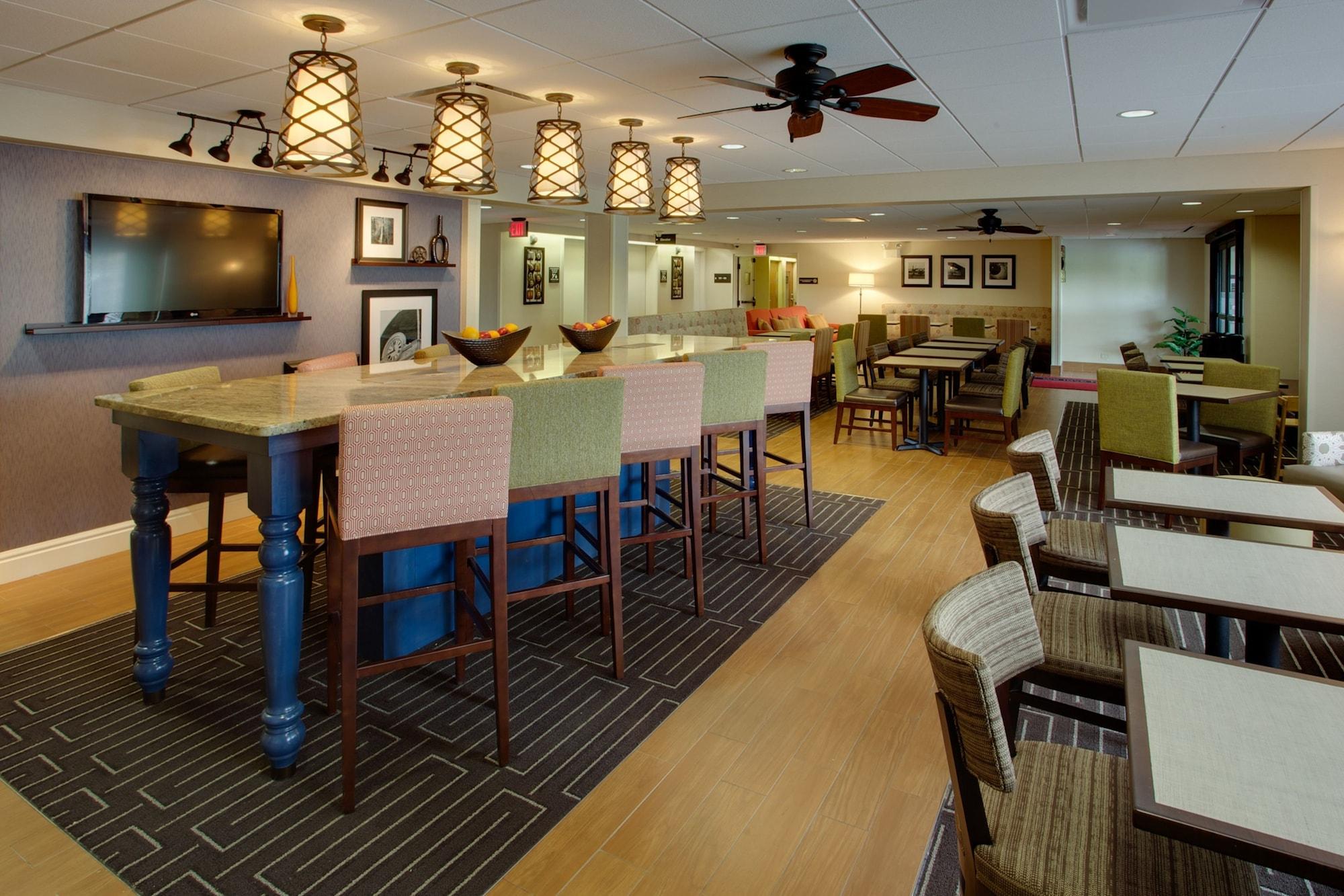 Vista Lobby Hampton Inn Pittsburgh-Airport