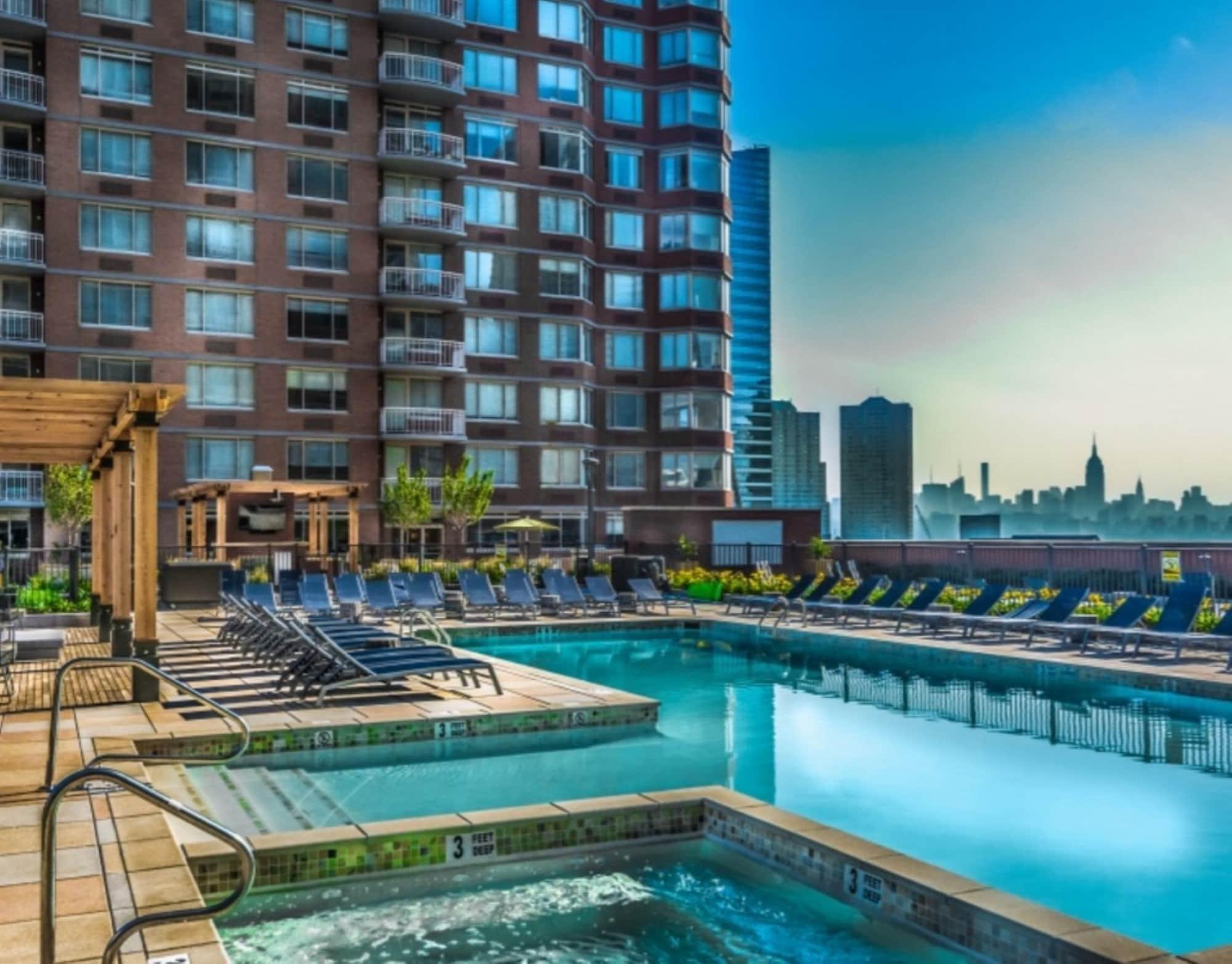 Vista Exterior Global Luxury Suites at Newport