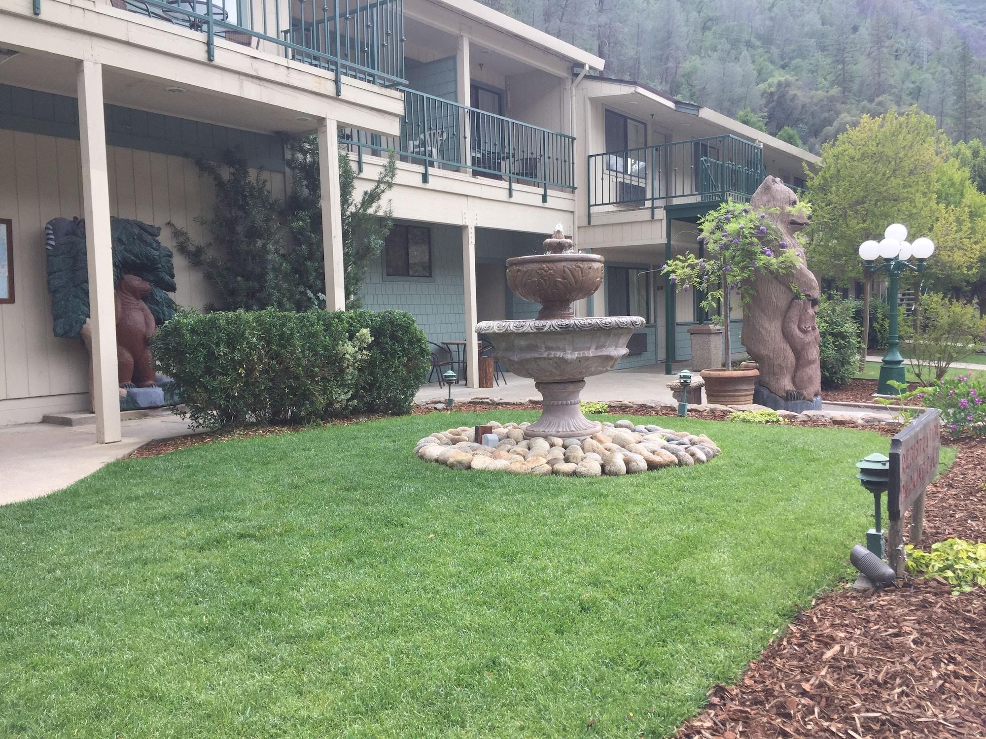 Vista Exterior Cedar Lodge
