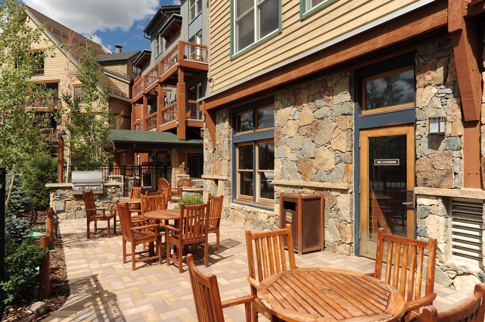 Vista Exterior Jackpine & Black Bear Condos