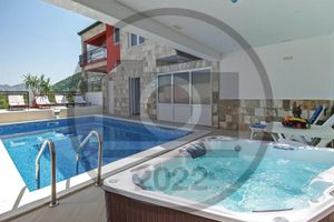 Arriendo temporal - Awesome Home in Umcani With Wifi and 9 Bedrooms