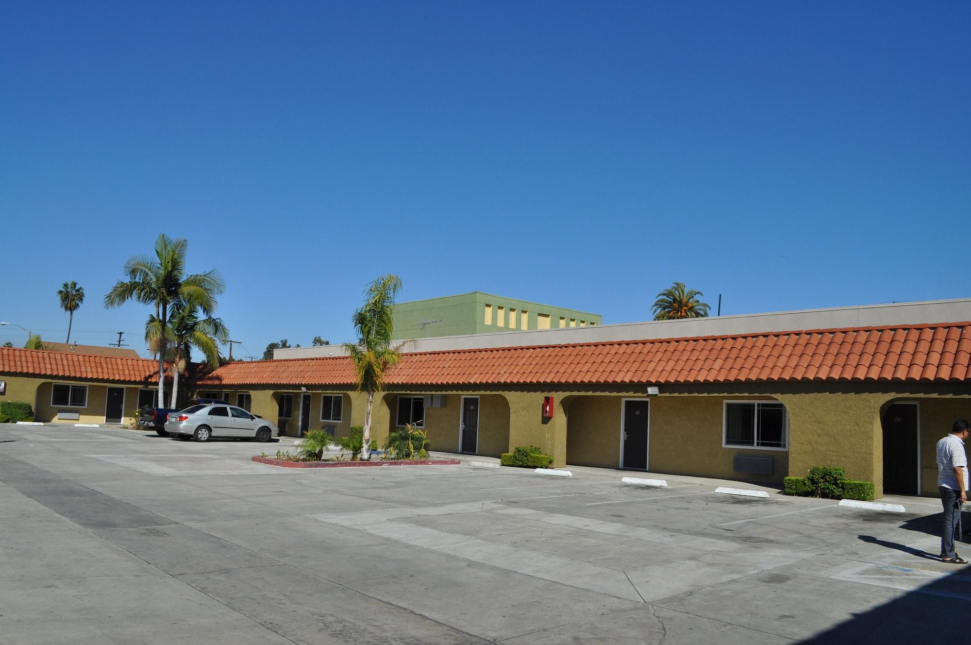 Vista Exterior Rocky Inn