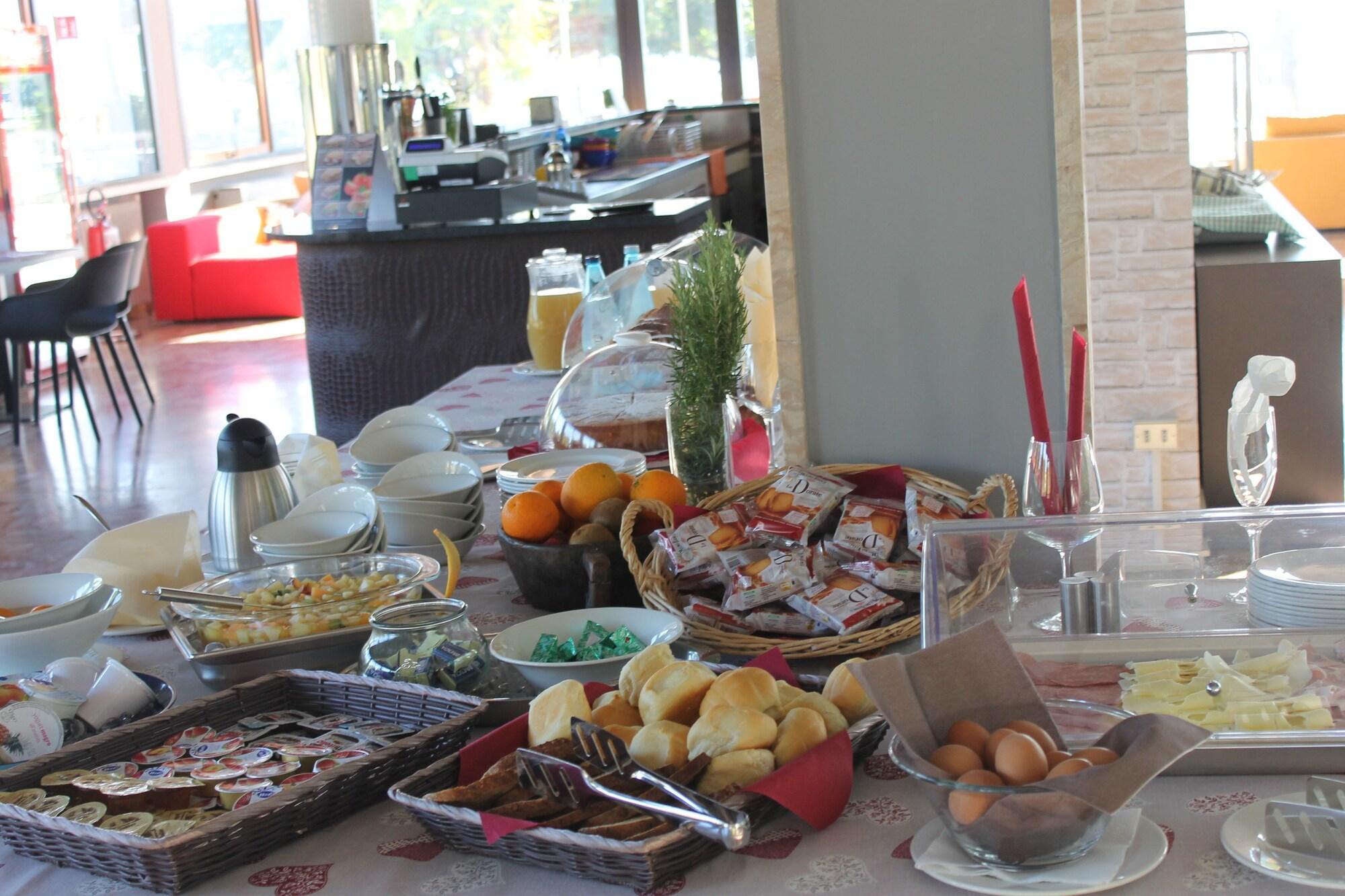 Restaurant Lake Garda Beach Hostel