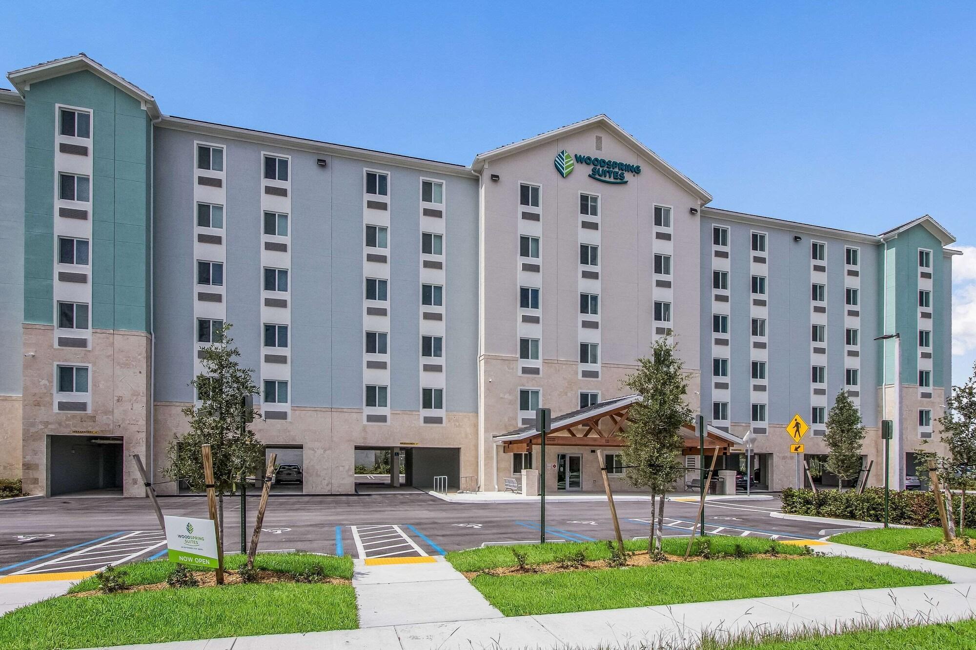 Vista Exterior WoodSpring Suites Doral Miami Airport