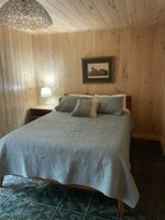 Alquiler Vacacional - The newly remodeled Stone Cabin with sandy beach and clean clear water