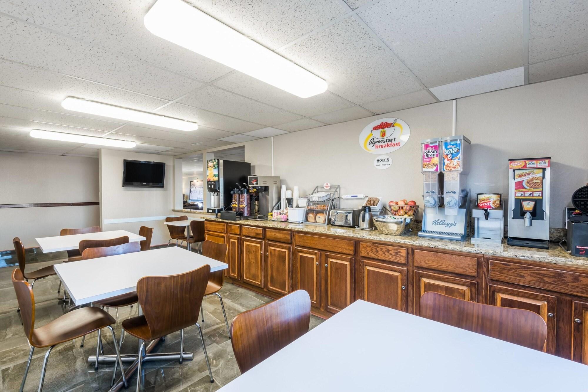 Restaurant Super 8 by Wyndham Henderson North East Denver