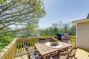 Alquiler Vacacional - Williamstown Vacation Rental: Private Deck & Yard