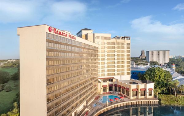 Ramada Plaza Resort & Suites by Wyndham Orlando Intl Drive - Hoteles cerca de Harry Potter World en Orlando