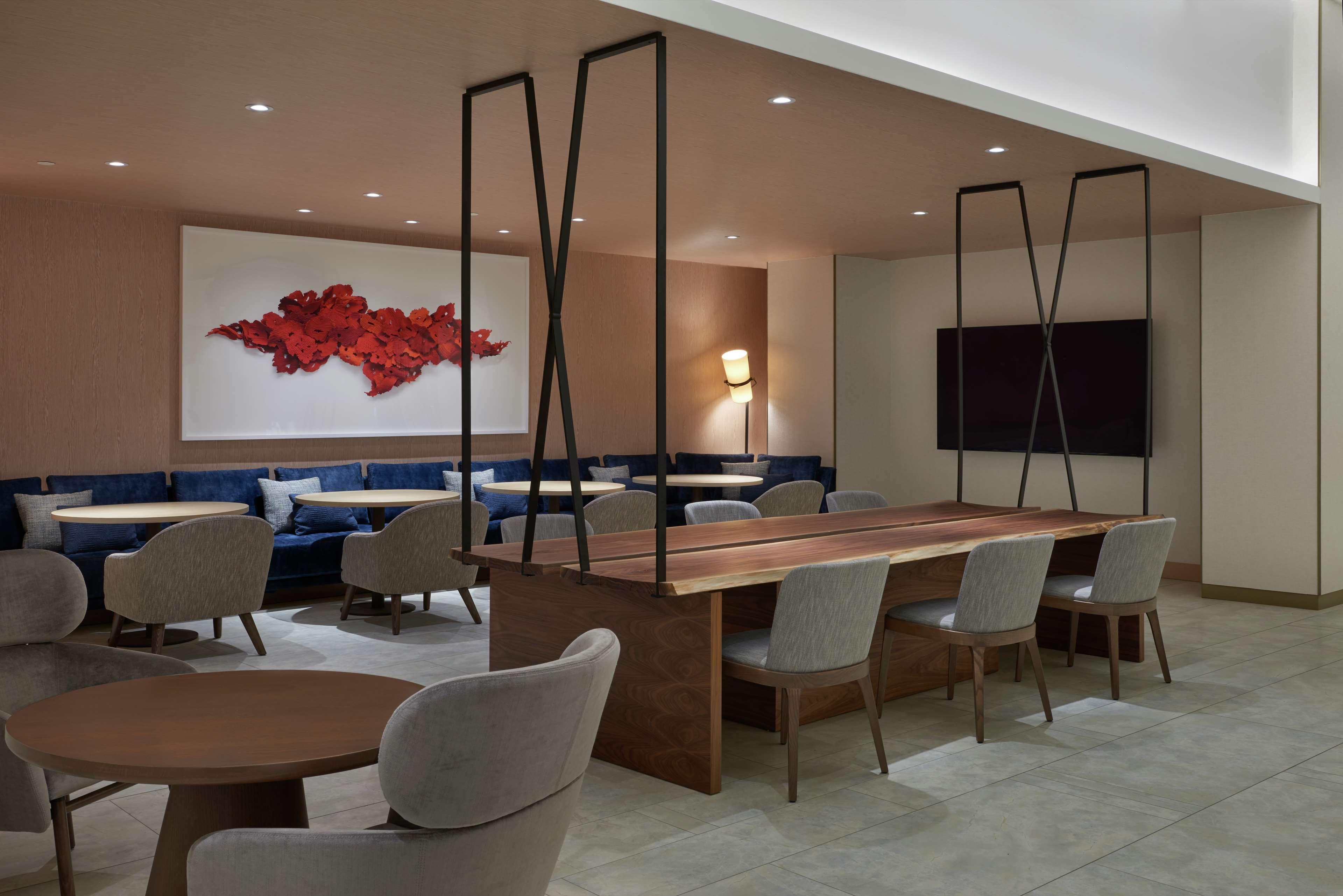 Vista Lobby Hilton Toronto Airport Hotel & Suites