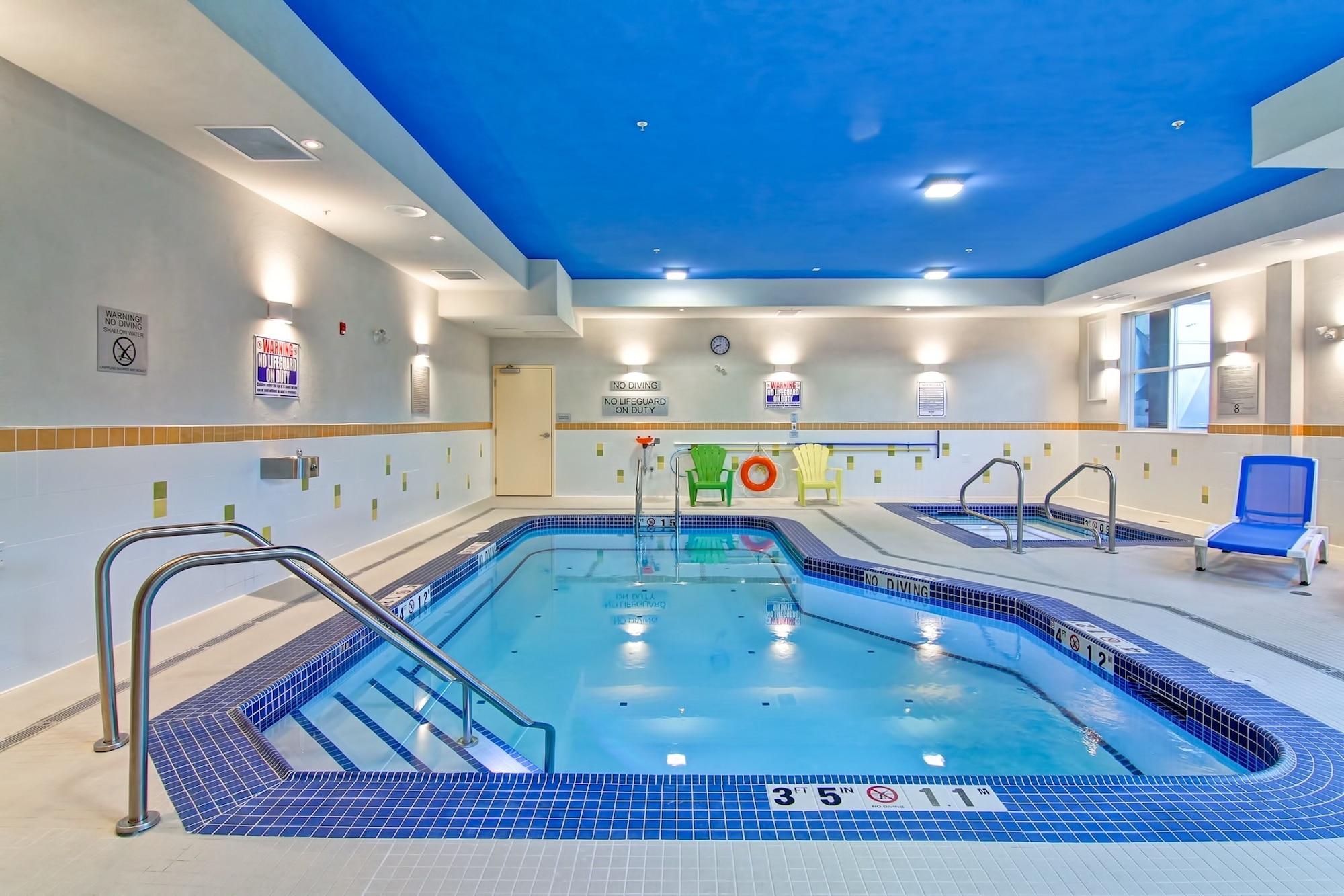 Vista Piscina Fairfield Inn and Suites by Marriott Kamloops