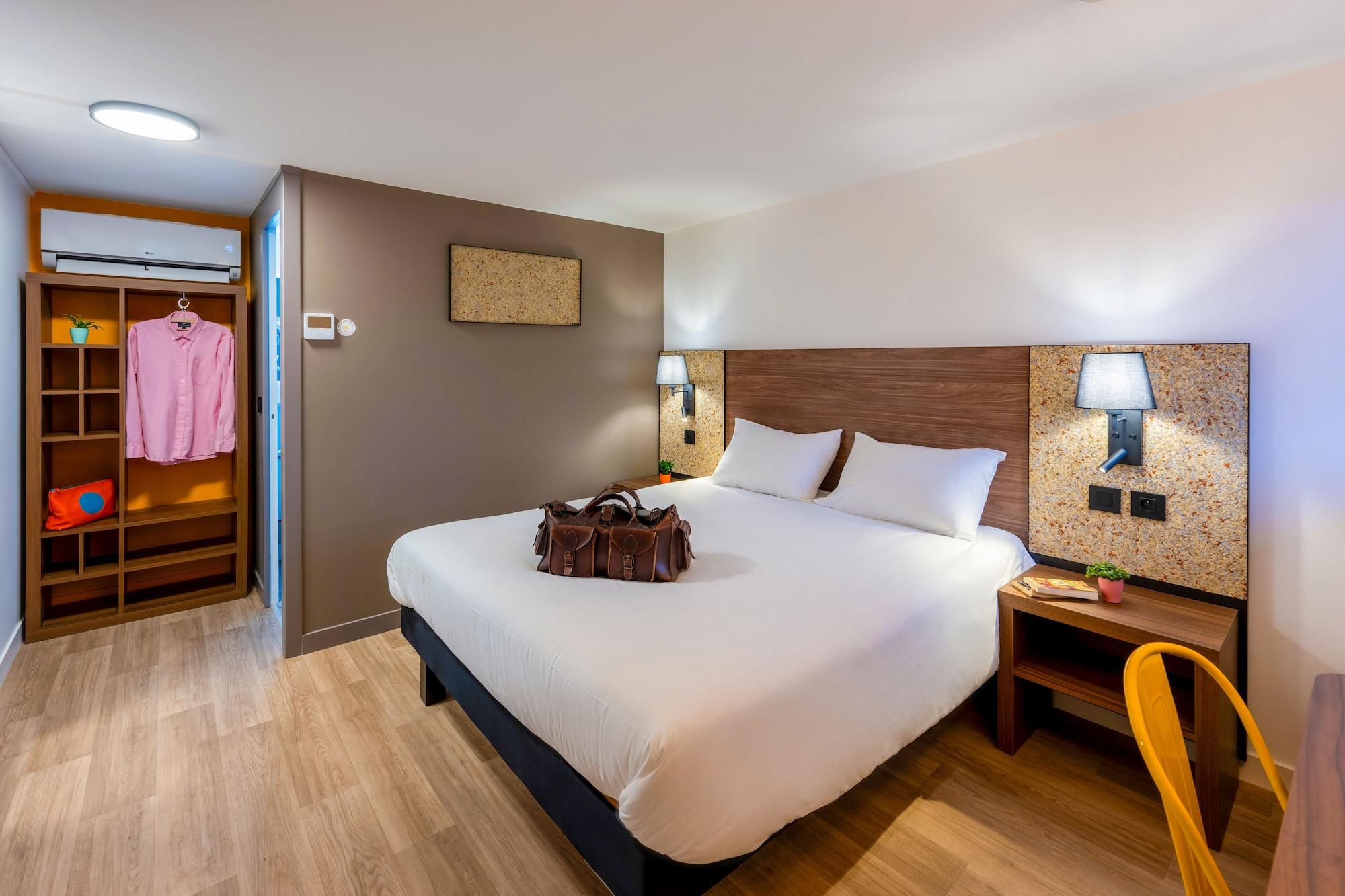 Varios greet Hotel Chatellerault